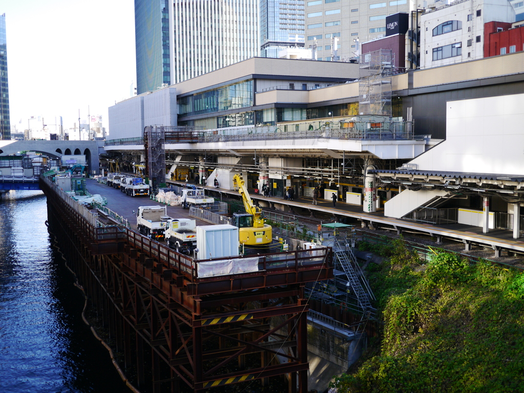 お茶の水駅と神田川