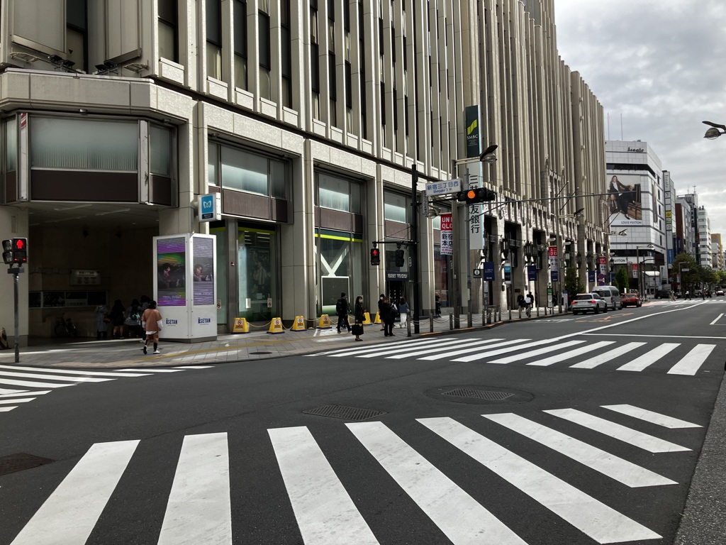 新宿東口スクランブル