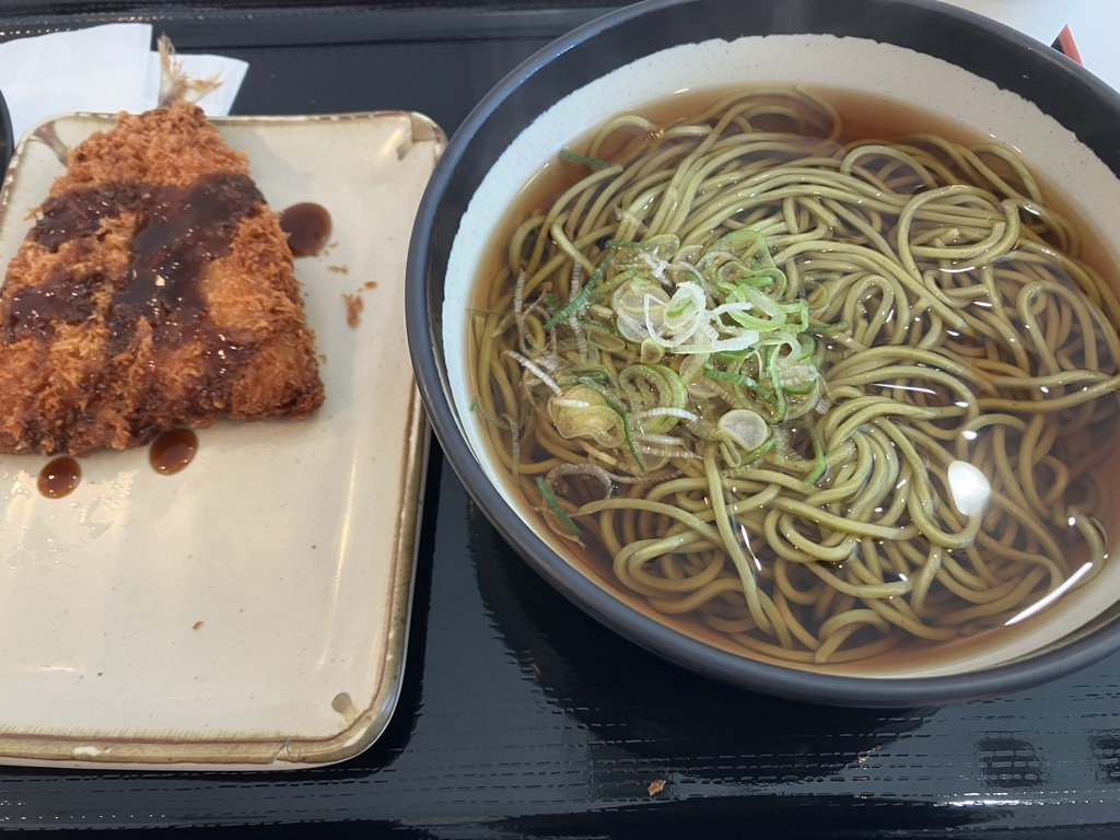 狭山の茶そばとアジフライ