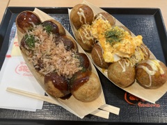 銀だこのノーマルたこ焼きとカレー風味チーズテリたま