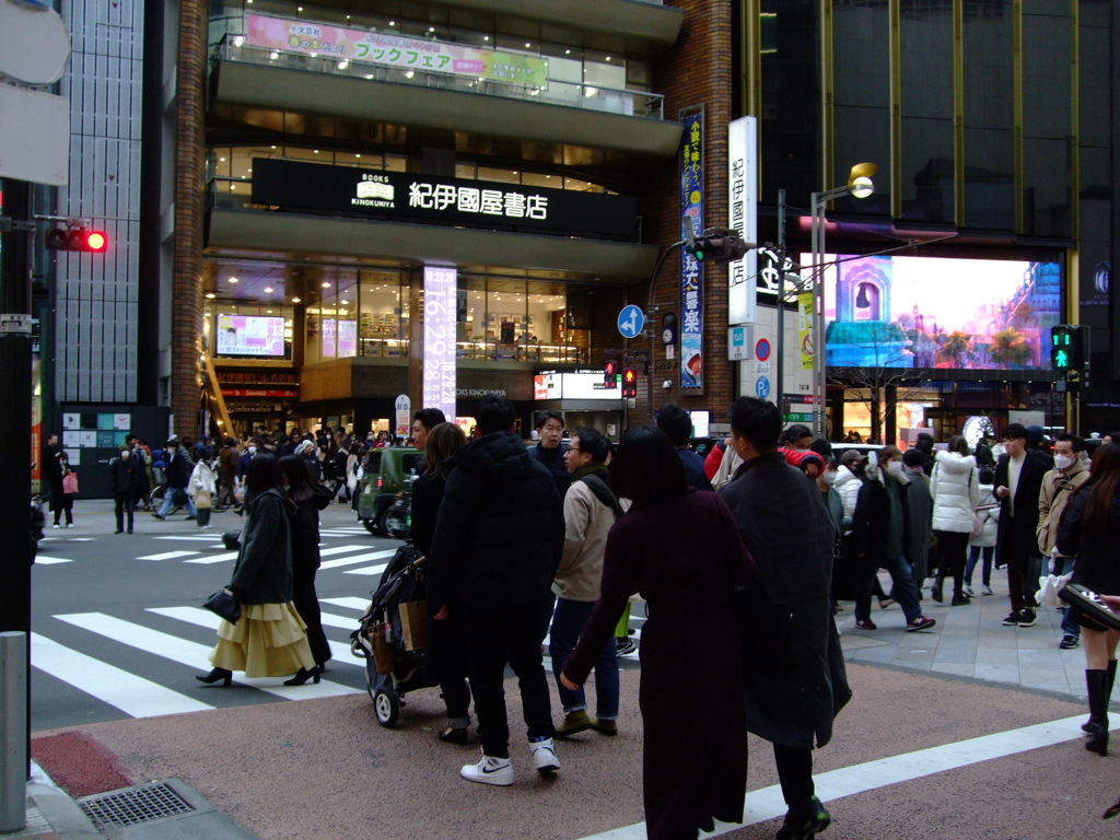 新宿通りの群衆