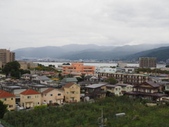 遠くに諏訪湖を望む