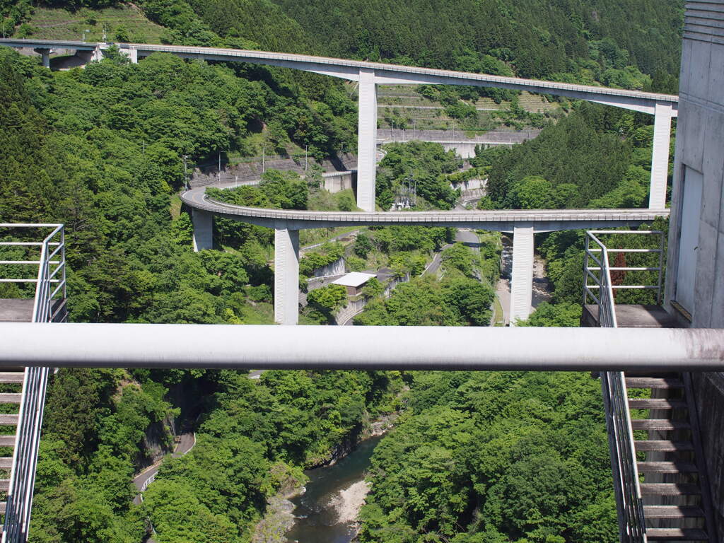 秩父滝沢ダムから見るループ橋
