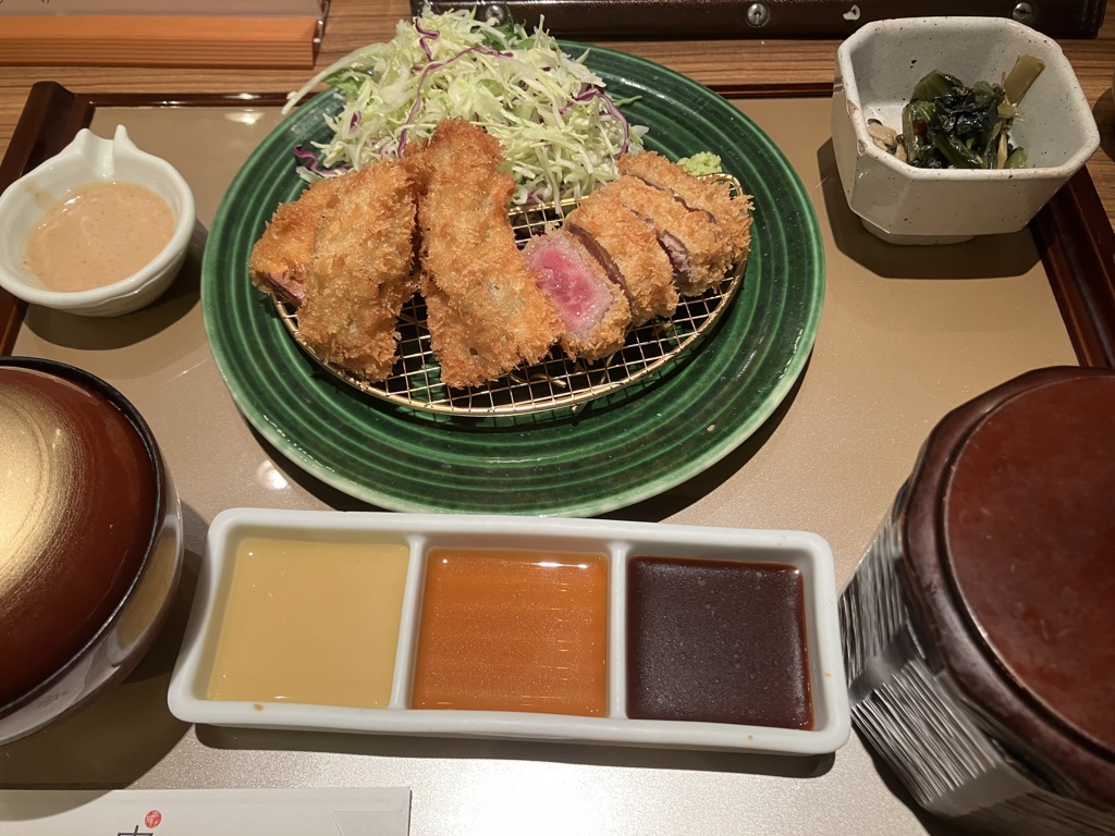 サーロイン牛カツとカキフライ定食