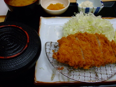 新宿伊勢の厚切りロースカツ定食