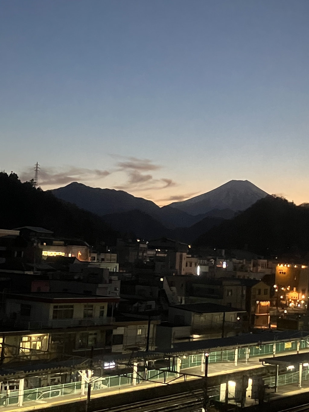 大月駅ホームと富士山