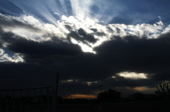 神秘的な太陽と雲