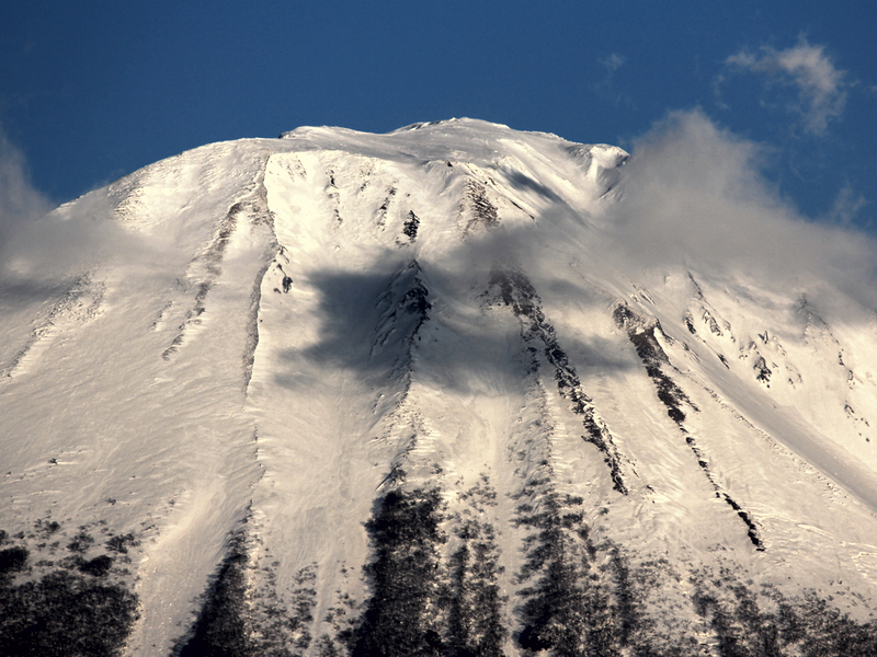 雲と雪化粧した大山