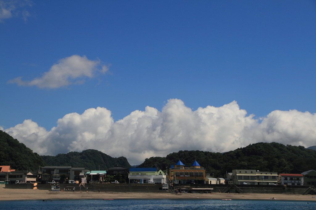 夏の海際
