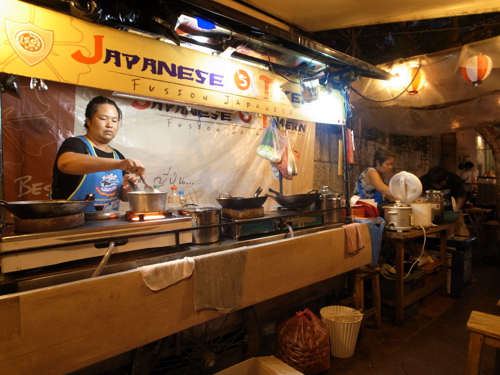 バンコク（カオサン通りの日本料理屋台）