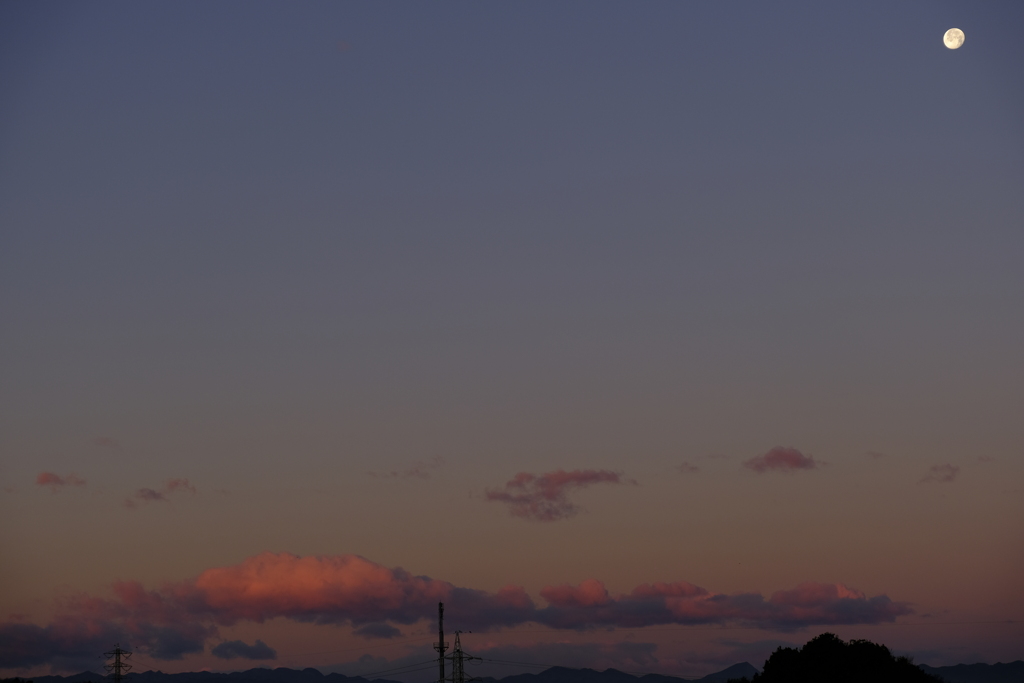 夜明けの満月