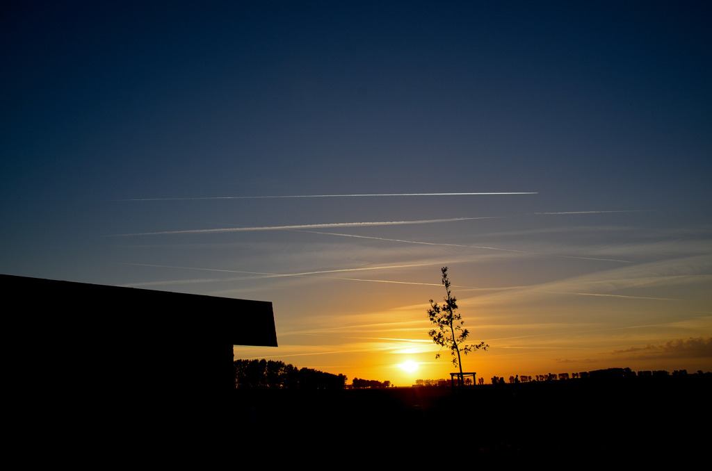 夕暮れの飛行機雲