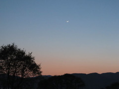 夕焼けと月