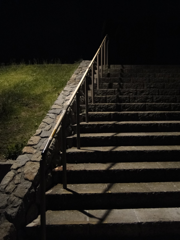 闇にいざなう
