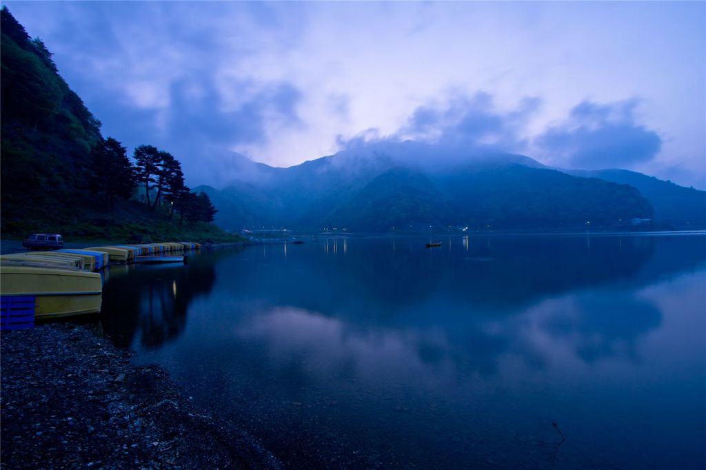 朝靄の湖畔