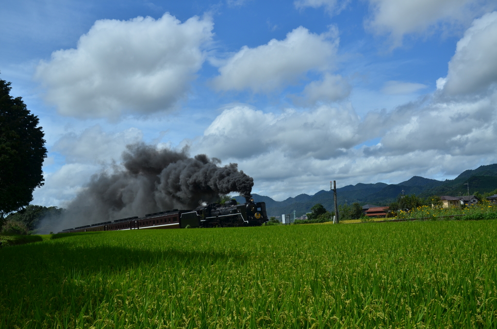秋空と機関車