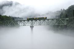 霧に浮かぶ橋