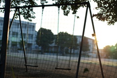 小学校とブランコ