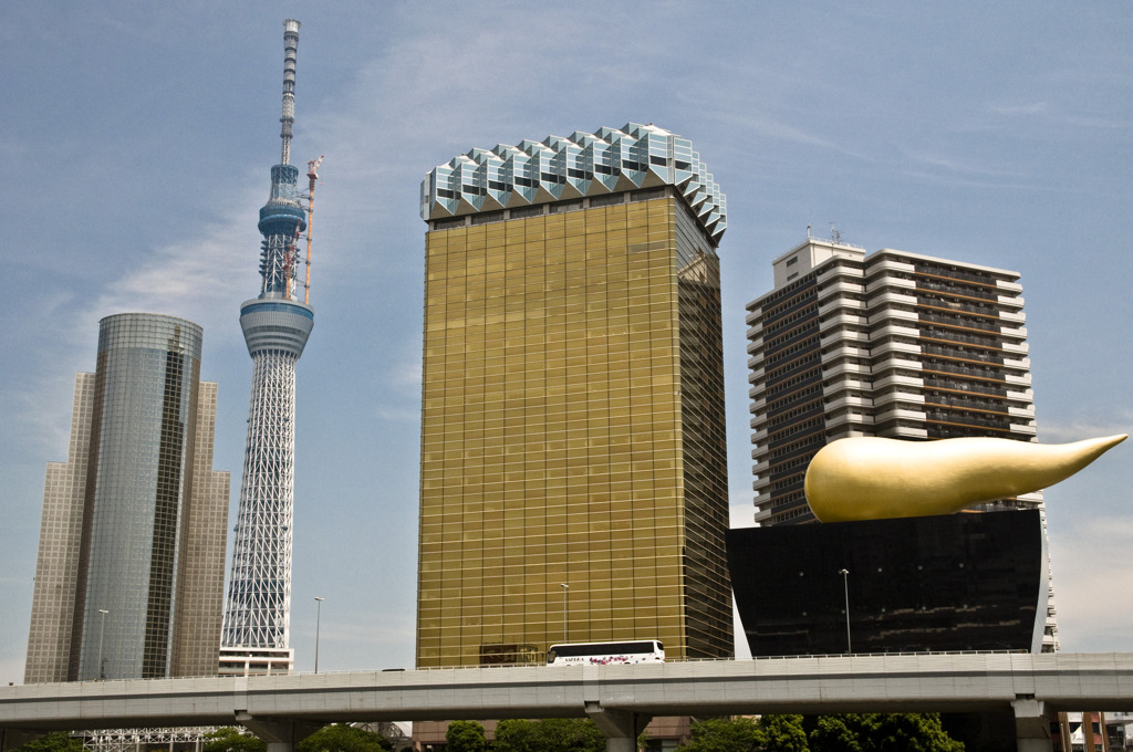 炎のオブジェとスカイツリー