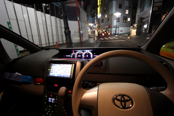 トヨタ　ノア　NOAH　運転席から深夜の赤坂