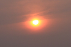 にらむ太陽の目