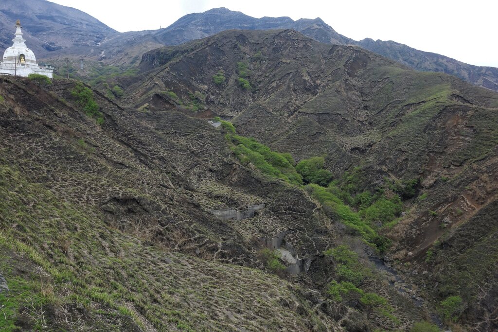 早春の仙酔峡（阿蘇山）