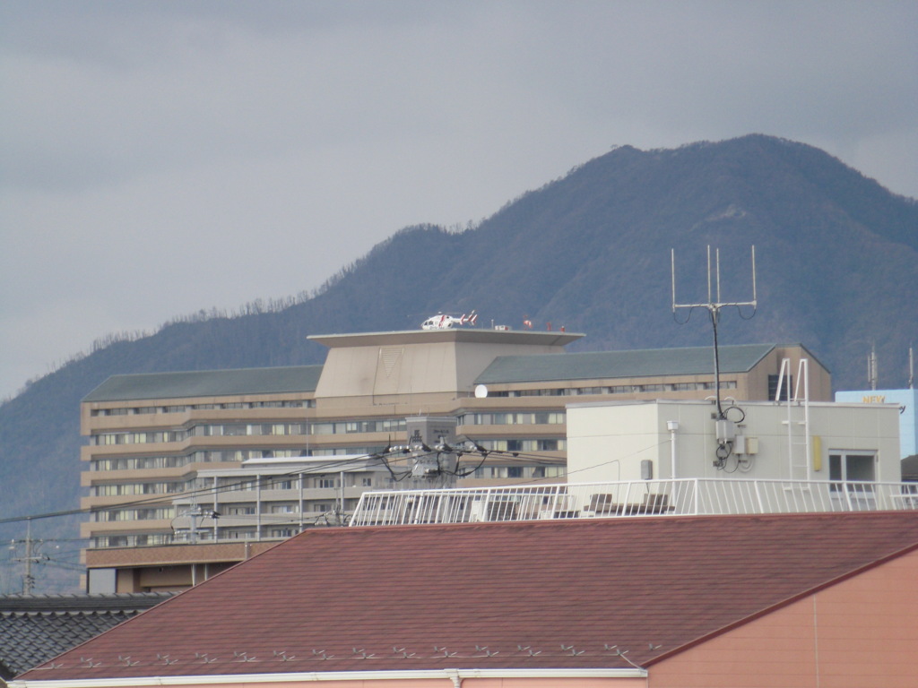 病院屋上のドクターヘリ