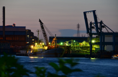 夕闇せまる運河と桟橋