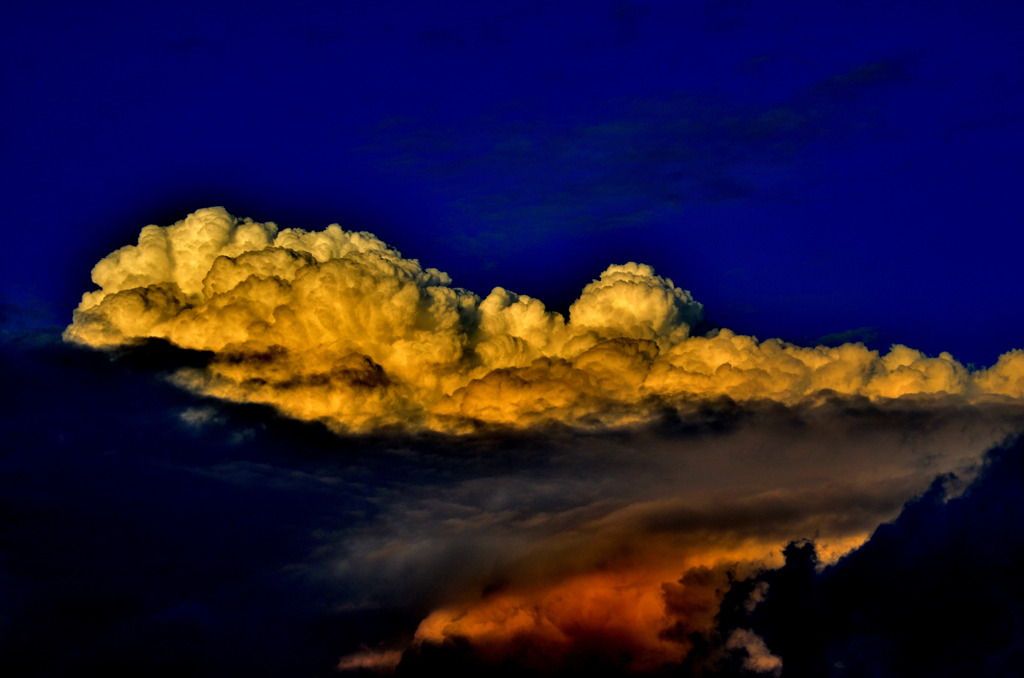 秋の空に雷雲