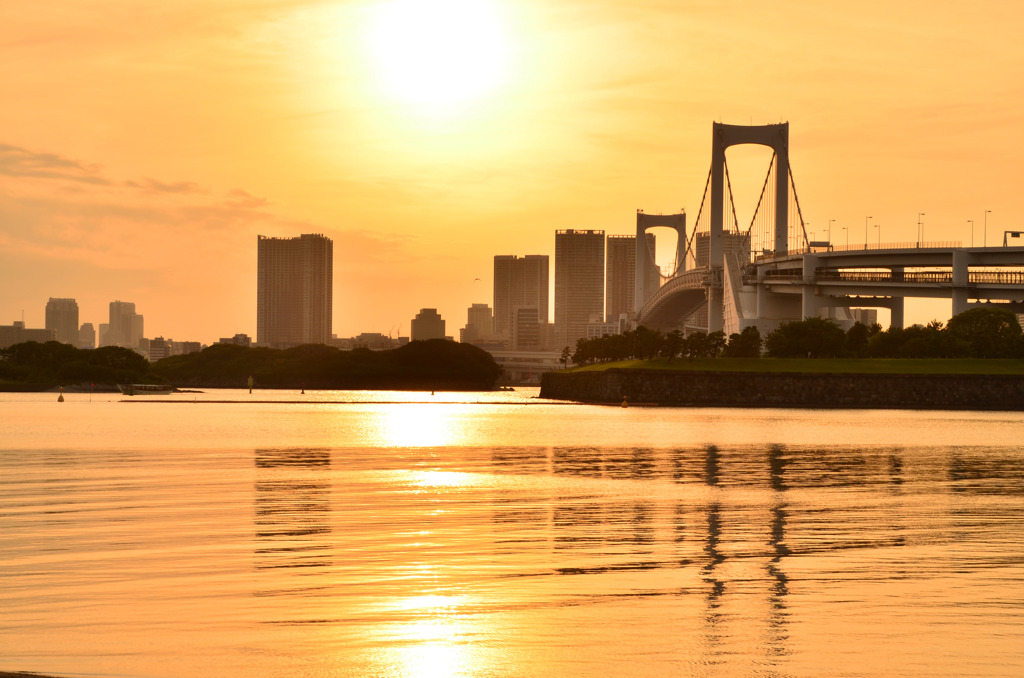 水面の夕日