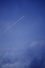 五月の空と飛行機雲