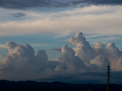 北山と雲・・・とペンギン？