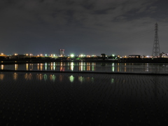 夜の田んぼと高速道路