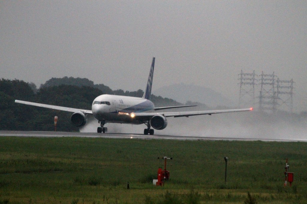 雨の高松空港