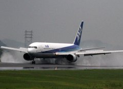 雨の高松空港