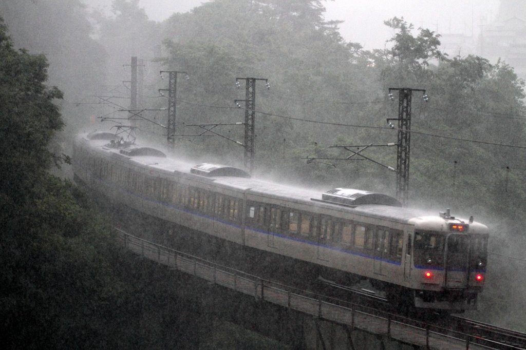 大雨の伯備線
