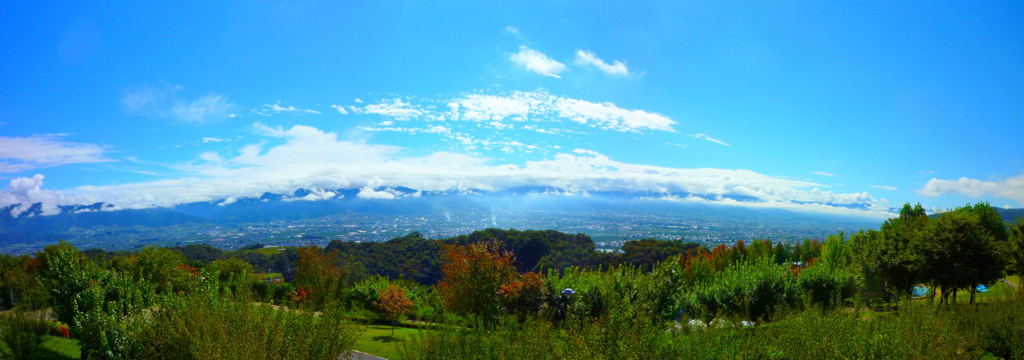 甲府盆地と秋の空