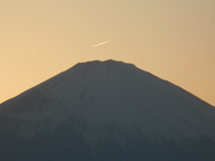 夕闇の富士山と飛行機雲