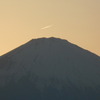 夕闇の富士山と飛行機雲