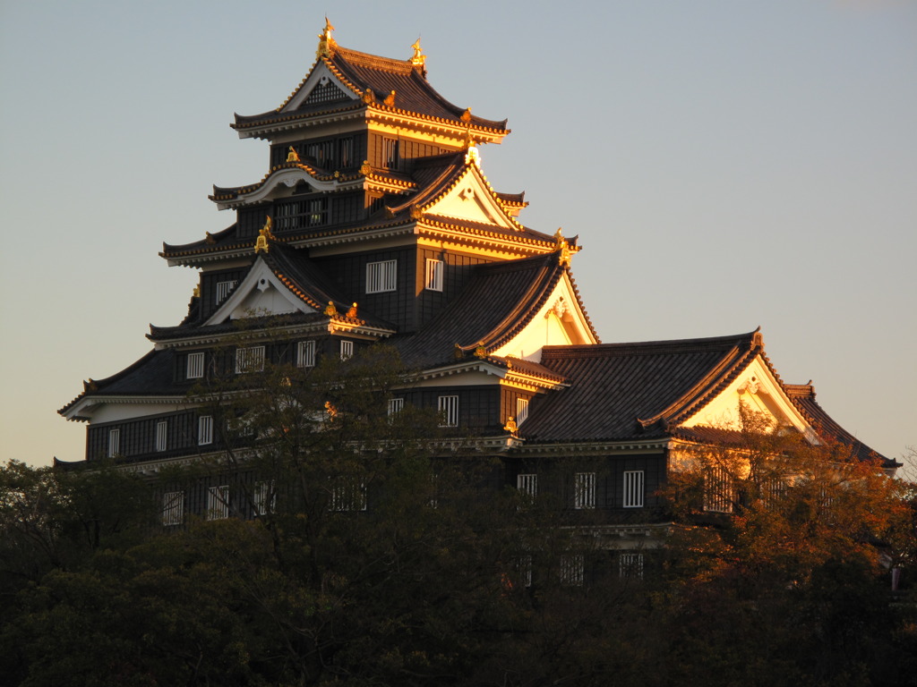 夕焼けに燃える岡山城　