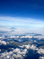 機窓より(アルプスと富士山と月)