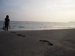 すんません、海に向かって歩いてください