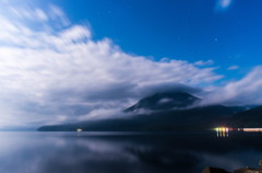 夜の支笏湖と恵庭岳