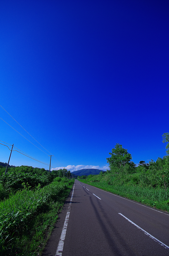 道、青空、白い雲