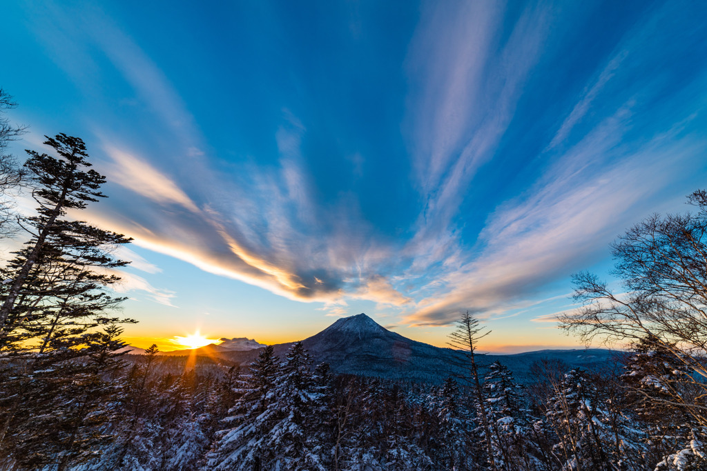 北海道　双岳台より夕景の雄阿寒岳、雌阿寒岳を望む
