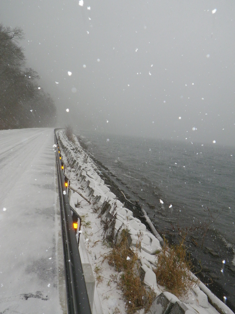 雪降る支笏湖
