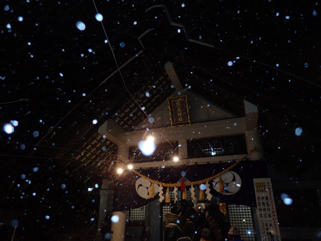 雪降る初詣