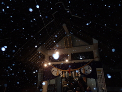 雪降る初詣