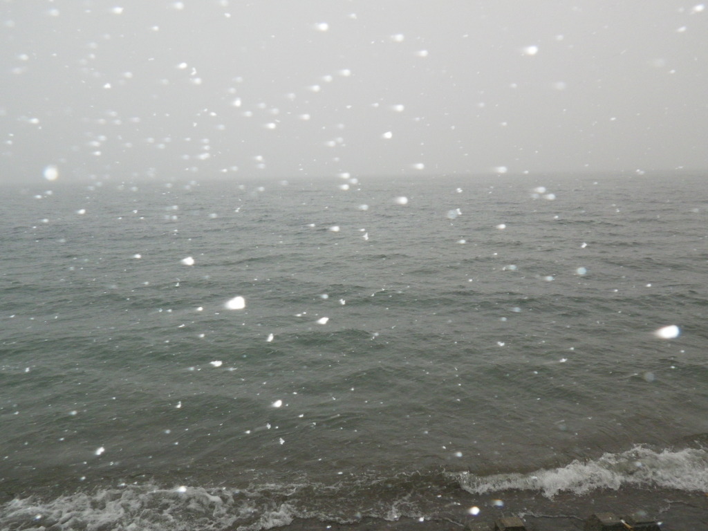 吹雪きの湖上
