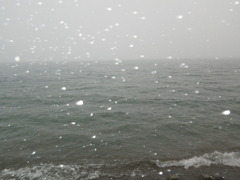 吹雪きの湖上